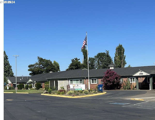 427 E Clackamas Cir, Woodburn, OR 97071 - view of property with uncovered parking