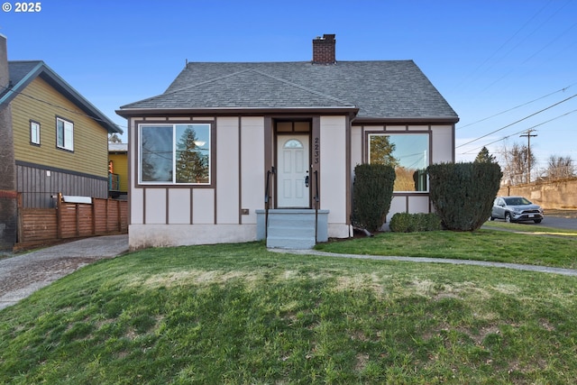 view of front of property featuring a front lawn