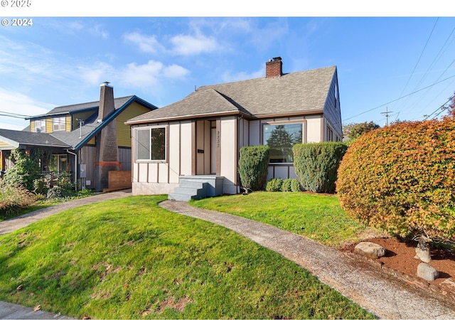 view of front of property featuring a front lawn