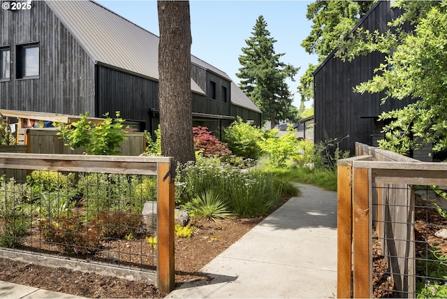 4889 NE Going St, Portland, OR 97218 - view of yard