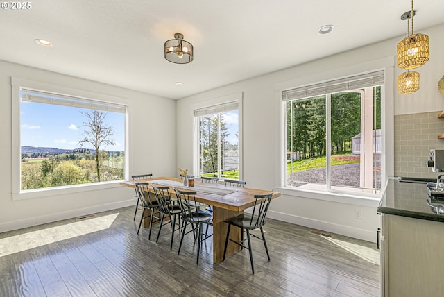 39313 NE 143rd Pl, Amboy, WA 98601 - dining space featuring visible vents, baseboards, dark wood-style floors, an inviting chandelier, and recessed lighting