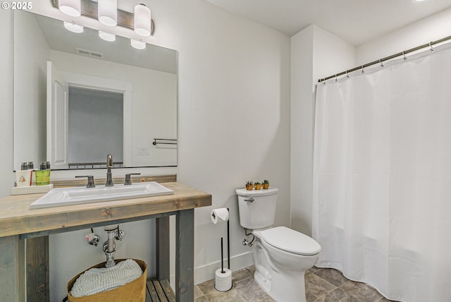 39313 NE 143rd Pl, Amboy, WA 98601 - full bath featuring visible vents, toilet, baseboards, a shower with shower curtain, and a sink