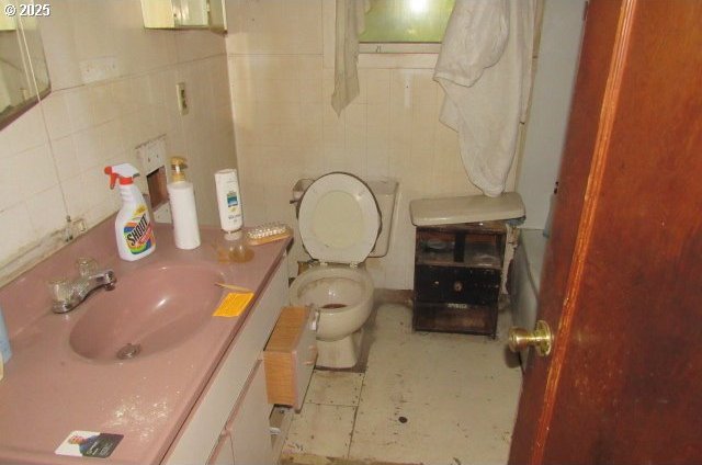 509 Dyke Rd, Dillard, OR 97432 - bathroom with tile walls, toilet, and vanity