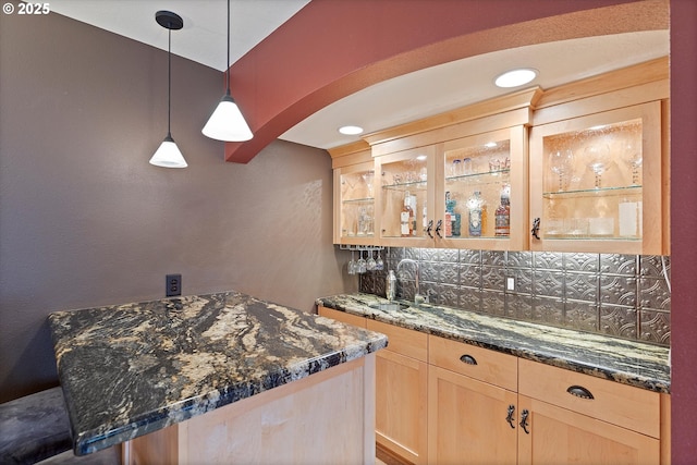 4160 Westbay Rd, Lake Oswego, OR 97035 - indoor wet bar featuring tasteful backsplash, pendant lighting, arched walkways, and recessed lighting