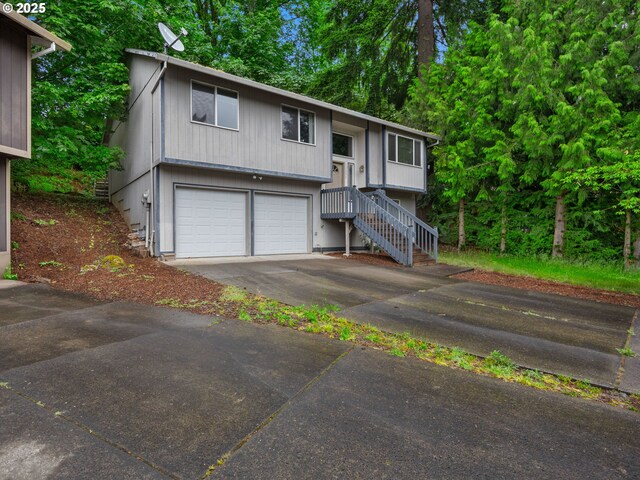 17555 Koch Ct, Sandy, OR 97055 - view of front of property featuring a garage and driveway