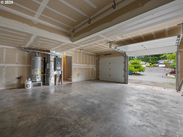 17555 Koch Ct, Sandy, OR 97055 - garage featuring water heater