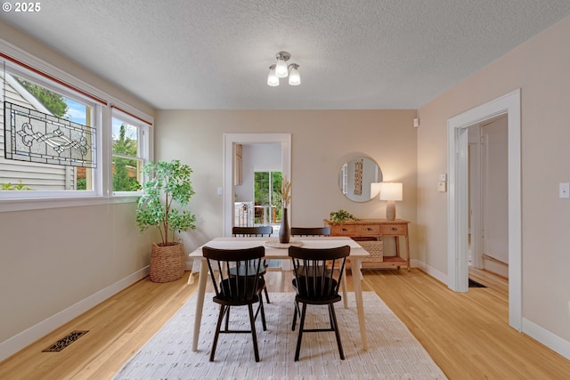 2951 NE 35th Ave, Portland, OR 97212 - dining room featuring light wood-type flooring and a textured ceiling