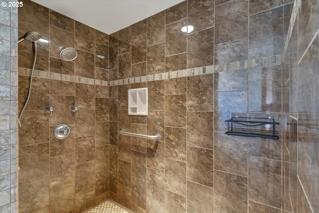 bathroom featuring tiled shower