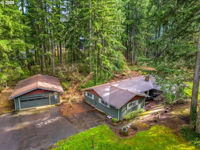 bird's eye view with a wooded view