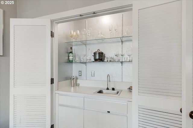 724 NW Westover Cir, Portland, OR 97210 - view of indoor wet bar