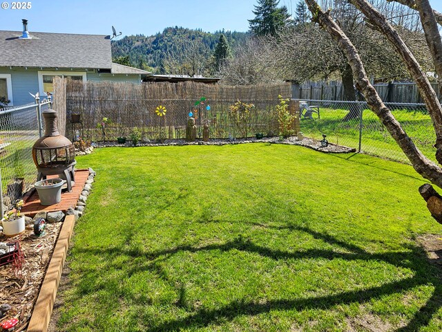 view of yard with a mountain view