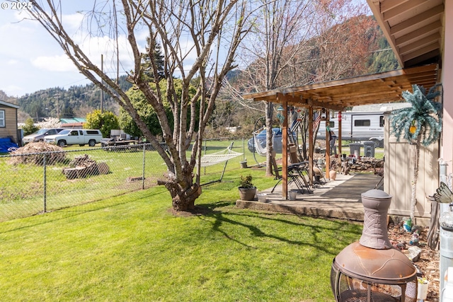 view of yard with a mountain view