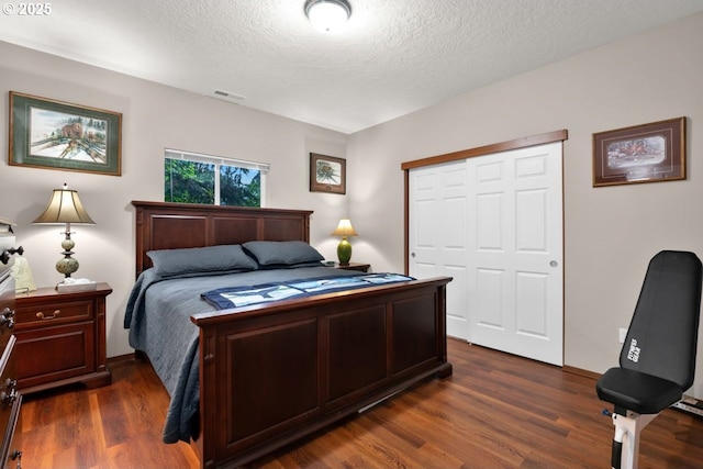 5030 Heceta Park Way, Florence, OR 97439 - bedroom with a textured ceiling, dark wood-style flooring, and a closet