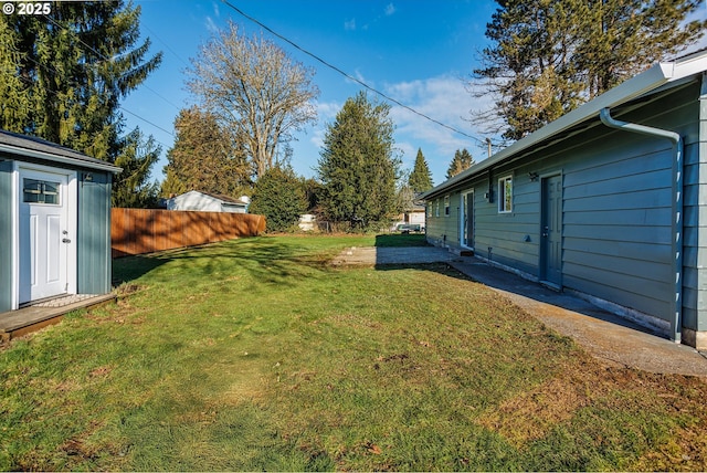 view of yard with an outdoor structure