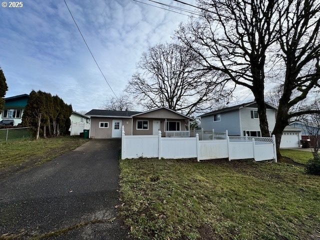 view of front of home featuring driveway and a fenced front yard