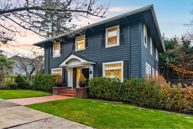 view of front of property featuring a lawn