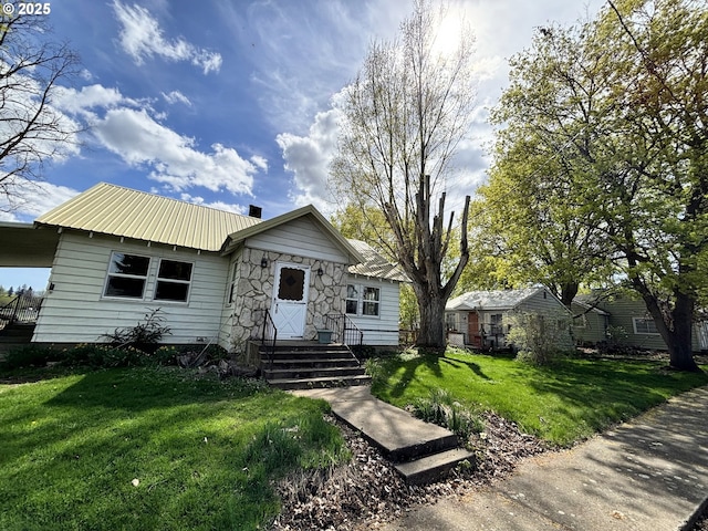 410 Division St, Elgin, OR 97827 - bungalow featuring a front yard and metal roof