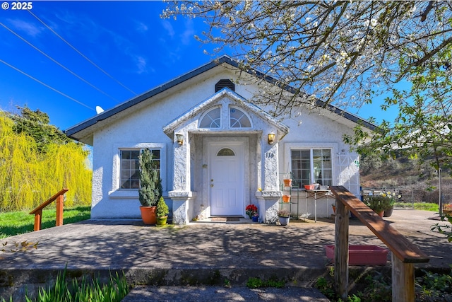 view of front facade featuring stucco siding