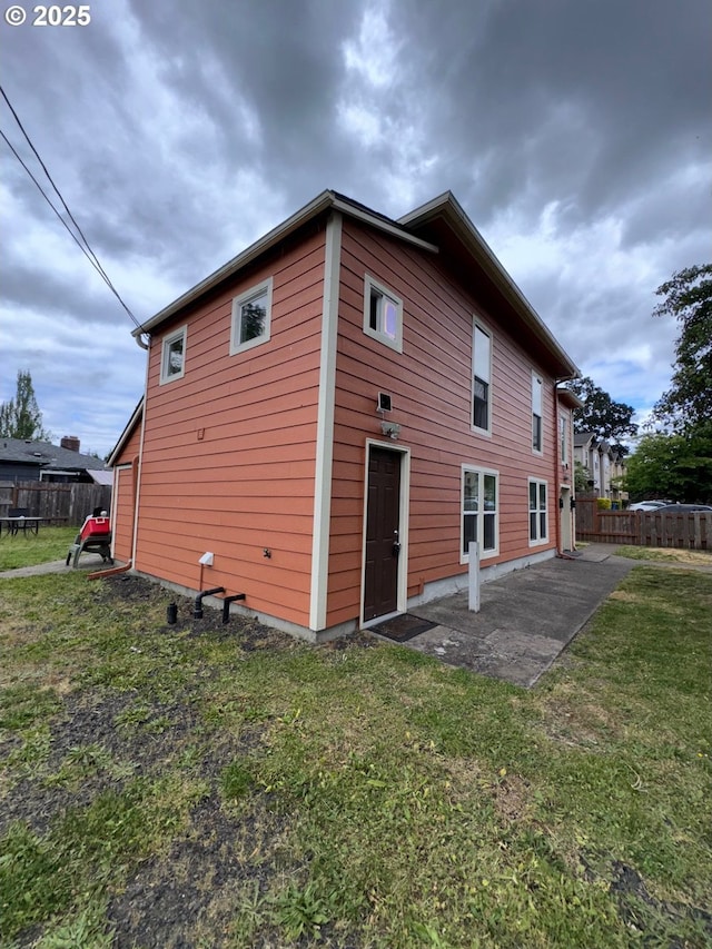 1605 4th St, Salem, OR 97301 - back of property with a patio area