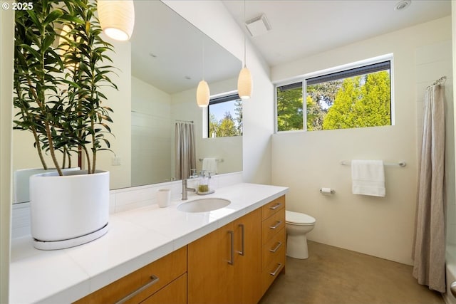 full bath featuring visible vents, a shower with shower curtain, toilet, and vanity