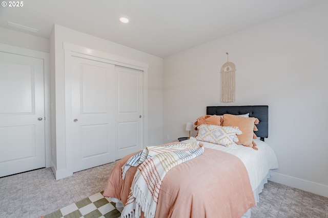 bedroom featuring baseboards, recessed lighting, and a closet