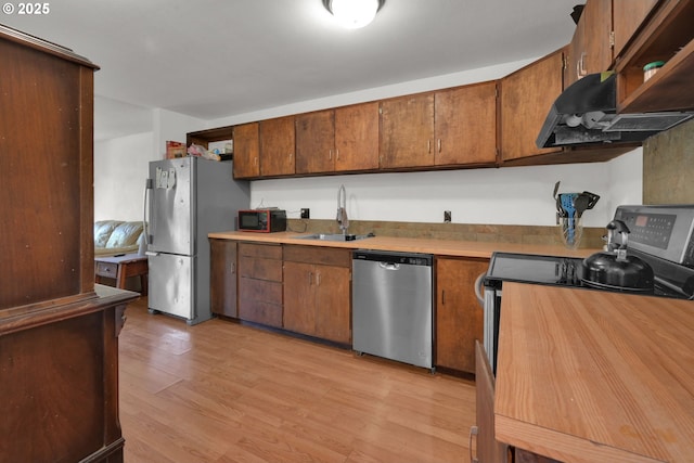 1438 Quaker St, Eugene, OR 97402 - kitchen with stainless steel appliances, a sink, light wood-type flooring, and light countertops