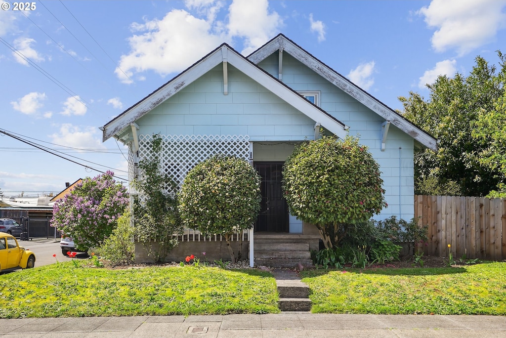 6927 SE 83rd Ave, Portland, OR 97266 - view of front of home featuring a front lawn, fence, and entry steps