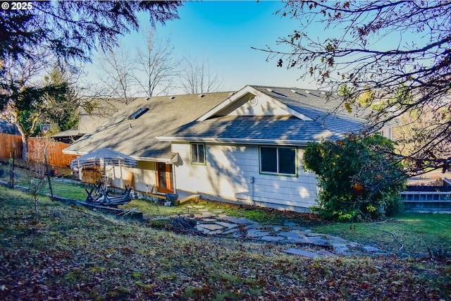 130 Candice Ct, Medford, OR 97504 - rear view of property featuring a lawn
