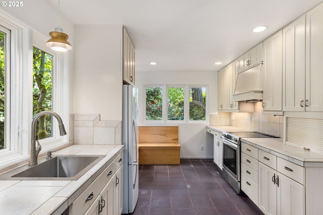 589 Ridgeway Rd, Lake Oswego, OR 97034 - kitchen with electric range, custom exhaust hood, plenty of natural light, tasteful backsplash, and recessed lighting