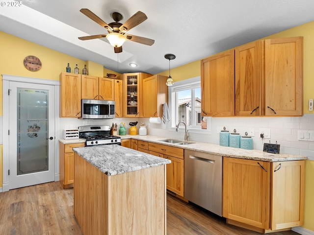 1478 SW 13th St, Dallas, OR 97338 - kitchen featuring stainless steel appliances, a sink, decorative backsplash, lofted ceiling, and light wood-style flooring