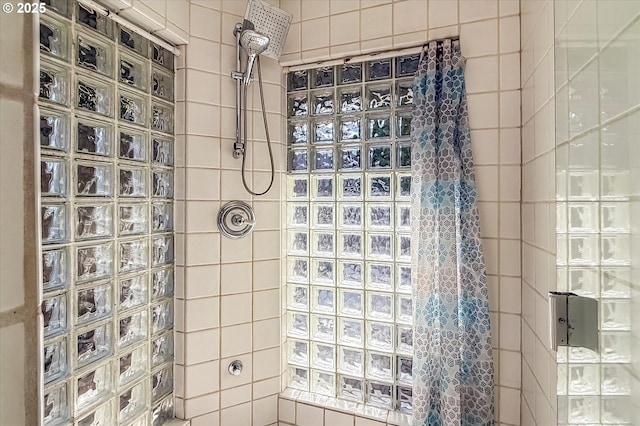 619 S 11th St, Coos Bay, OR 97420 - full bath featuring tiled shower
