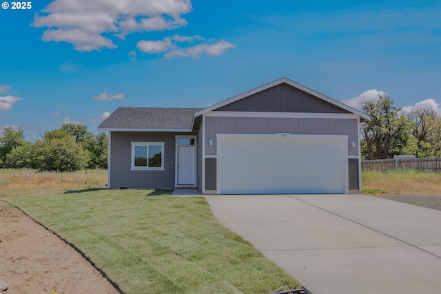 917 SE 9th Dr, Hermiston, OR 97838 - single story home with a garage, a front lawn, concrete driveway, and a shingled roof