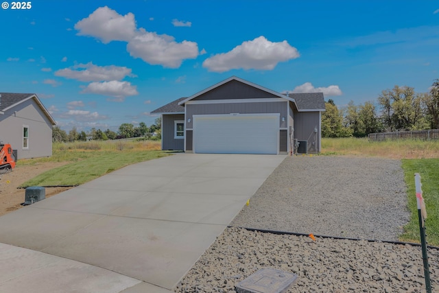 917 SE 9th Dr, Hermiston, OR 97838 - view of front facade featuring an attached garage, driveway, and central AC