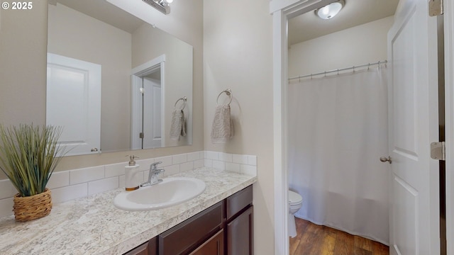 917 SE 9th Dr, Hermiston, OR 97838 - full bathroom featuring vanity, toilet, and wood finished floors