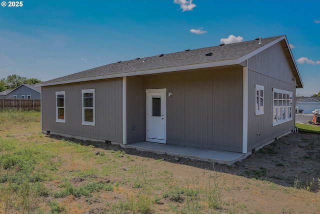 917 SE 9th Dr, Hermiston, OR 97838 - back of property with roof with shingles and fence