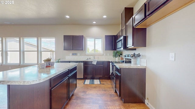 917 SE 9th Dr, Hermiston, OR 97838 - kitchen with stainless steel appliances, a sink, light wood finished floors, a center island, and recessed lighting