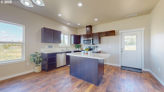 917 SE 9th Dr, Hermiston, OR 97838 - kitchen with stainless steel appliances, light countertops, dark wood-style flooring, a sink, and baseboards