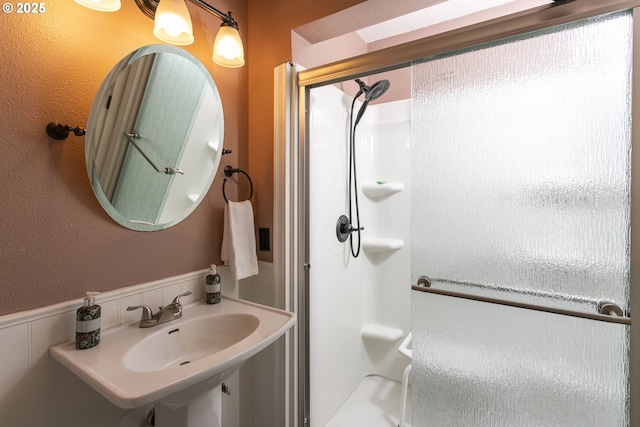 16506 NE 13th St, Vancouver, WA 98684 - full bath with an enclosed shower, a wainscoted wall, and a textured wall