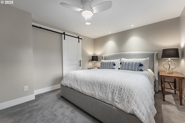 bedroom featuring ceiling fan, baseboards, carpet, a barn door, and recessed lighting