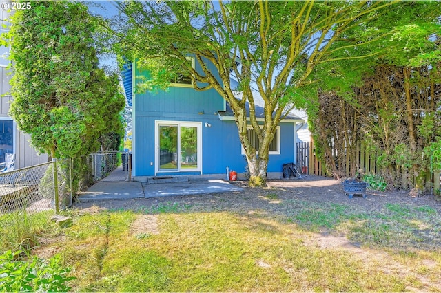 121 SE 34th Cir, Troutdale, OR 97060 - rear view of property with a fenced backyard, a patio area, and a fire pit