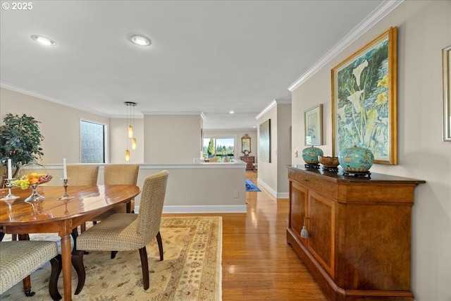 dining space featuring recessed lighting, baseboards, light wood-style floors, and ornamental molding