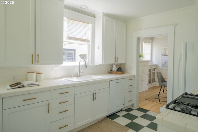 2814 NE 34th Ave, Portland, OR 97212 - kitchen with dishwasher, light flooring, a sink, healthy amount of natural light, and crown molding