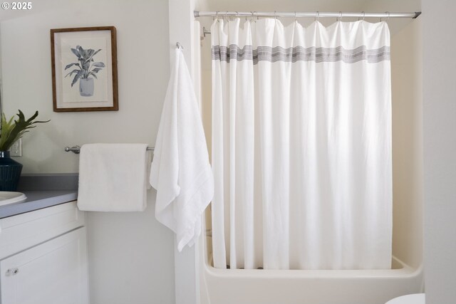 2814 NE 34th Ave, Portland, OR 97212 - full bath with vanity, shower / tub combo with curtain, and toilet
