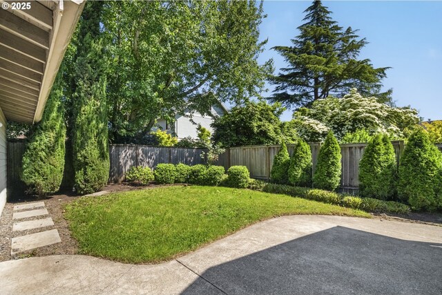 2814 NE 34th Ave, Portland, OR 97212 - view of yard with a patio area