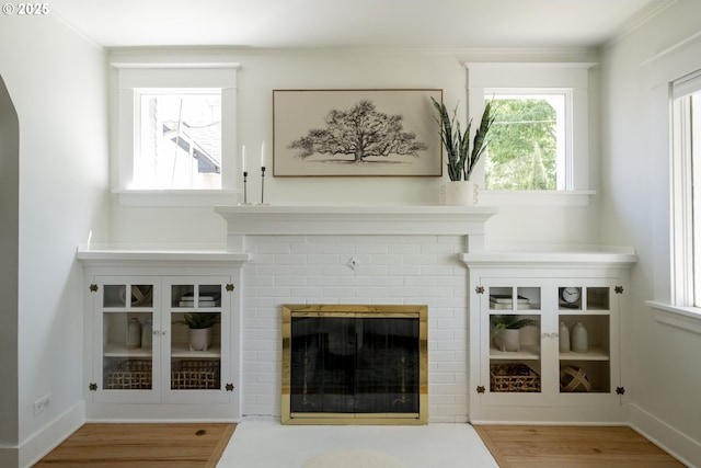 2814 NE 34th Ave, Portland, OR 97212 - living area with wood finished floors, ornamental molding, and baseboards