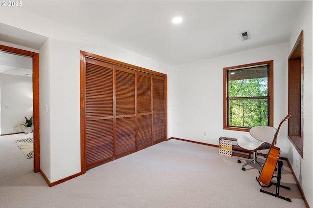 living area with visible vents, recessed lighting, carpet, and baseboards
