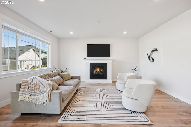 12545 SW Palermo St, Wilsonville, OR 97070 - living room with wood finished floors, recessed lighting, baseboards, and a glass covered fireplace