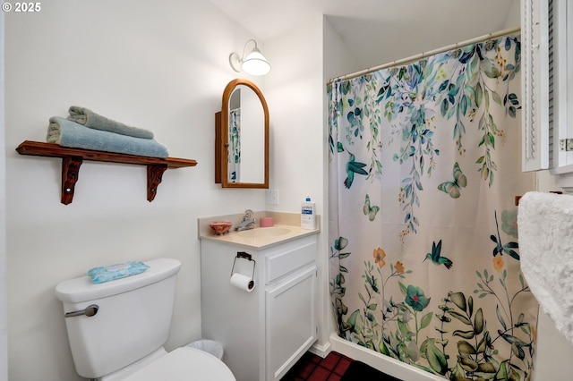 full bath with vanity, toilet, and curtained shower