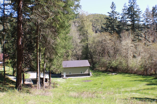 view of yard with a mountain view and a wooded view