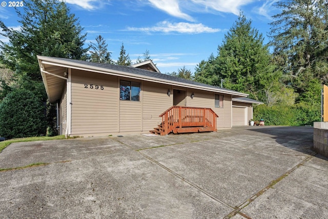 view of front facade featuring a garage and driveway